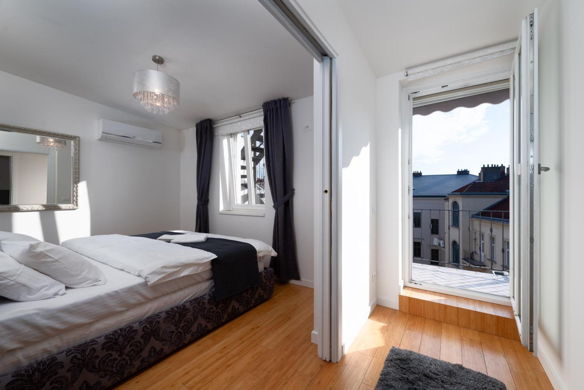 Two-Level Apart With A Terrace Near The Vltava River Praga Exterior foto
